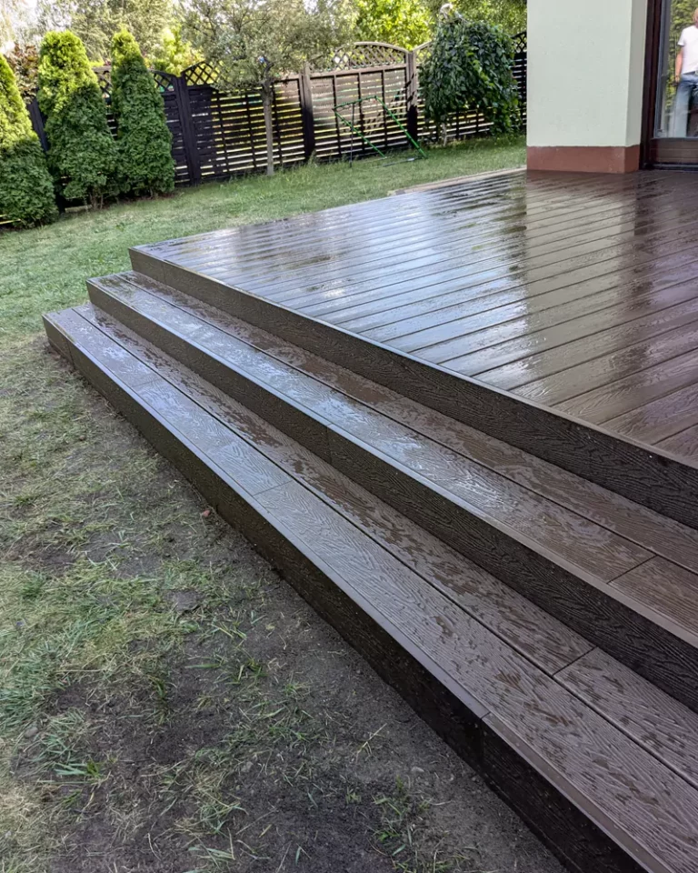 taras z deski kompozytowej Warszawa schody widok całość