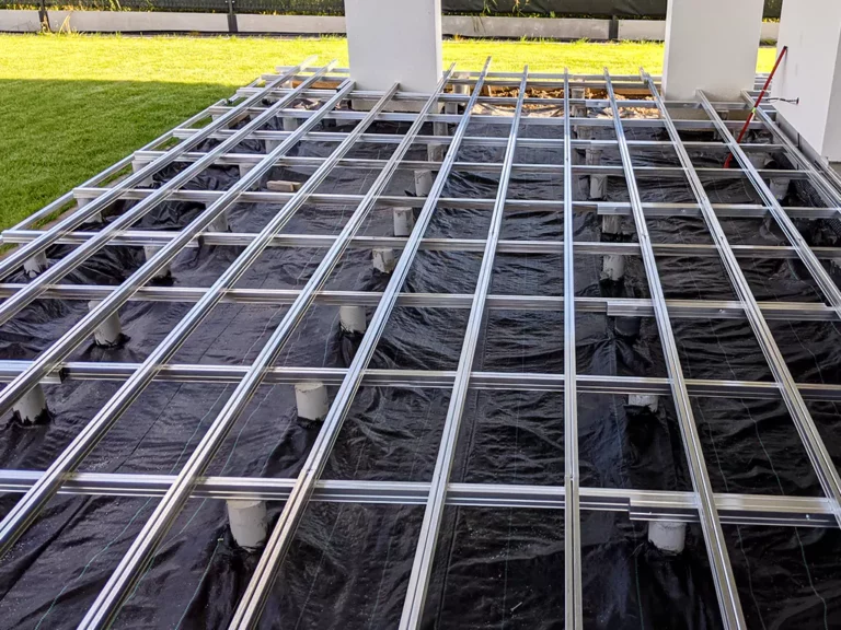 legary aluminiowe pod taras słupach betonowych