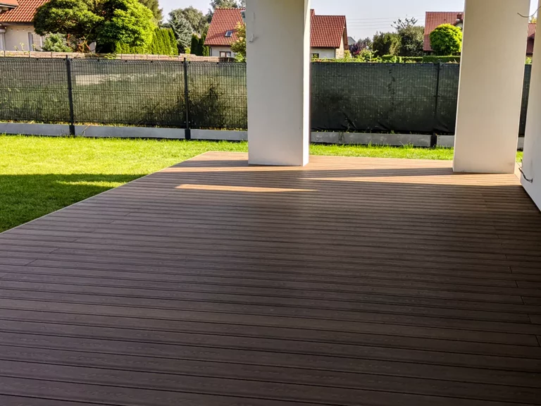 Nowoczesne tarasy kompozytowe przy domu w Warszawie