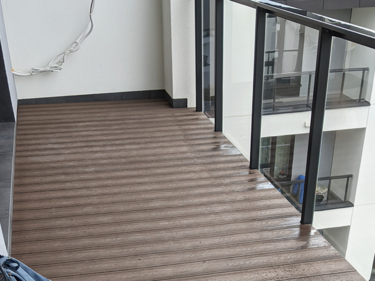 balkon zabudowany deską kompozytowa efekt końcowy Warszawa