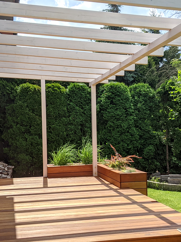 taras ogrodowy z drewna egzotycznego Warszawa zadaszony z donicą