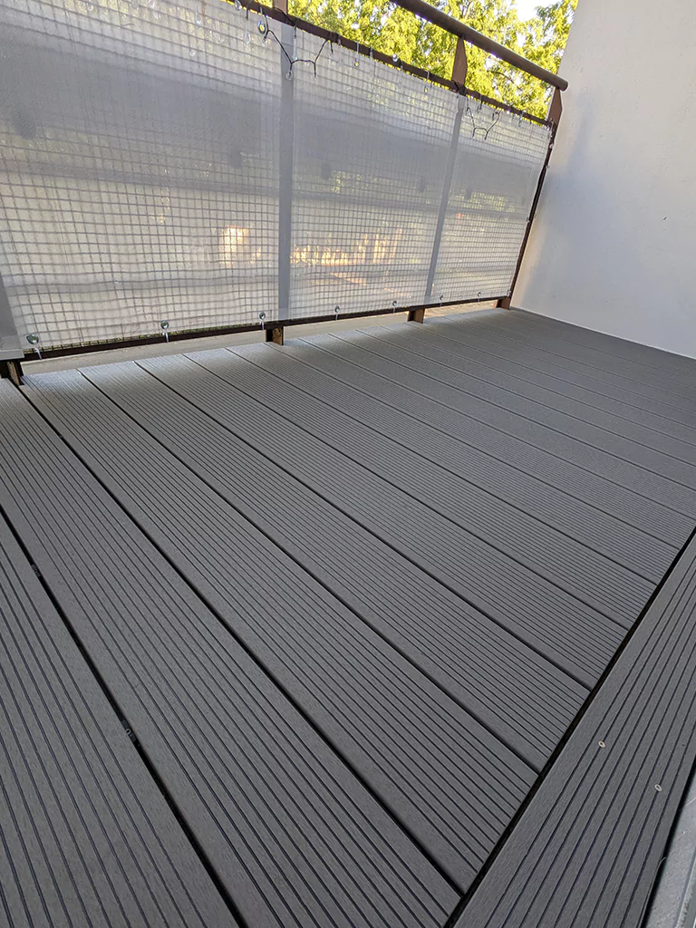 balkon zabudowany szarą deską kompozytowa efekt końcowy Warszawa