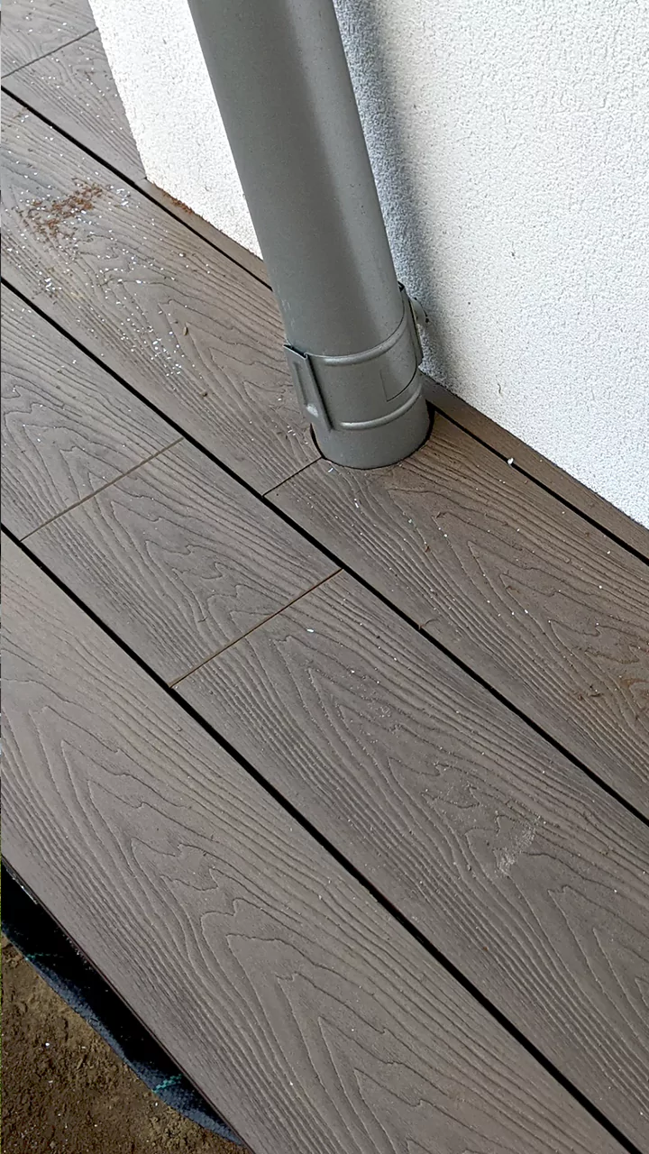 Precyzyjne docięcie deski kompozytowej pod rynnę