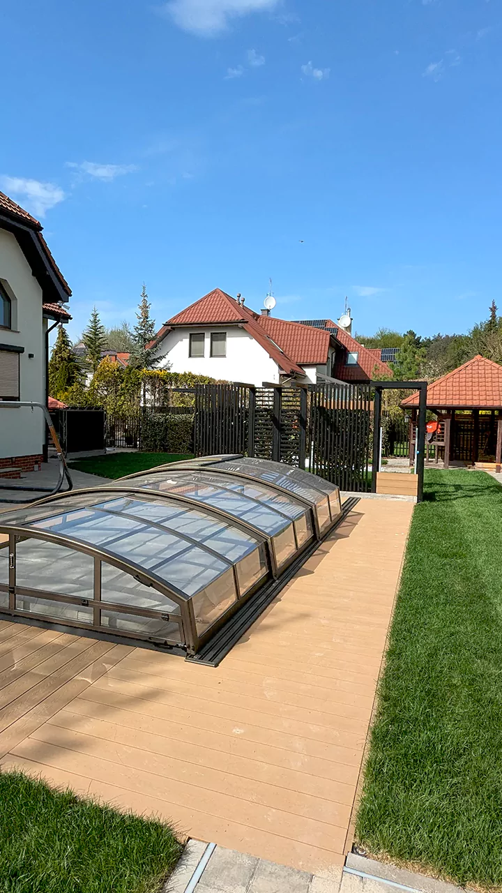Zabudowa basenu deską kompozytową w kolorze teak